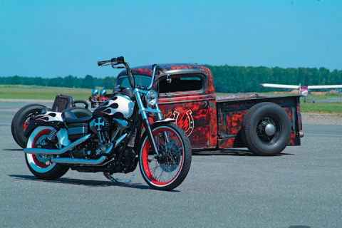 Harley-Davidson Street Devil Looks Best Next to a Hot Rod