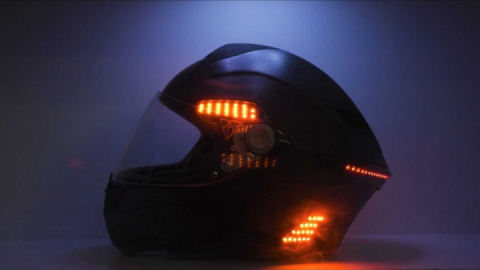 The Vata7 X1 is a carbon lid equipped with brake lights