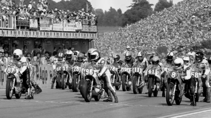 Riders on the grid at the start of the 1975 350cc Italian Grand Prix