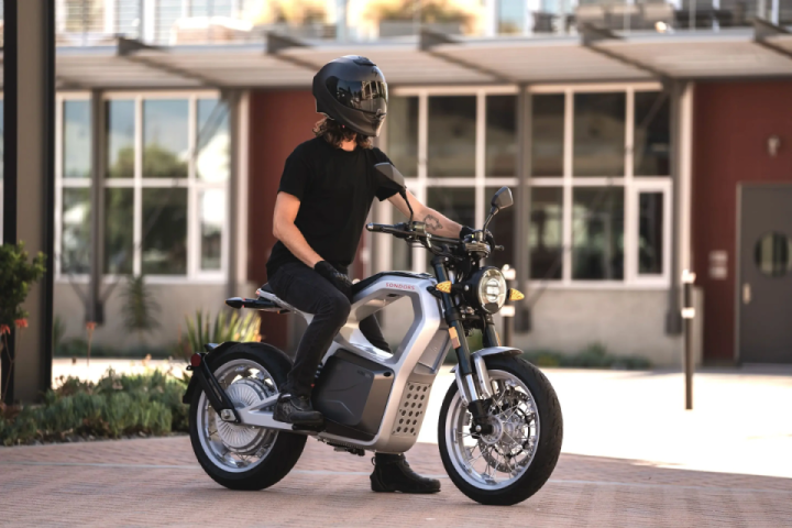 The per-charge range of the 4-kWh removable battery has been revised from a general ball-park figure of 80 miles to 60 miles of real-world riding and up to 80 miles in ideal conditions