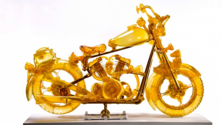 Israeli artist creates life-size glass motorcycle