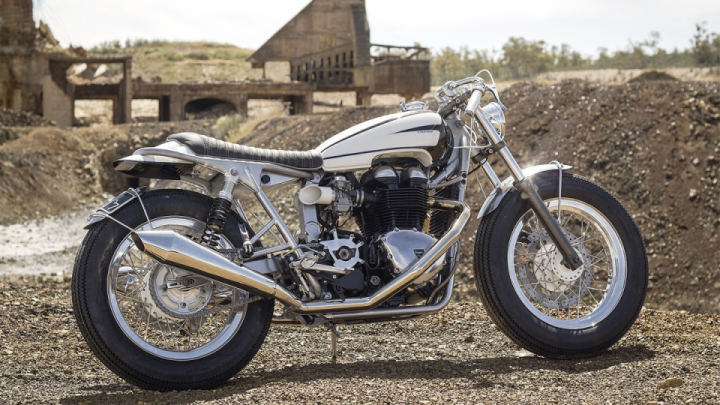 Custom Triumph Bonneville HotRod Looks Exceptional Dressed in Scalloped Paintwork