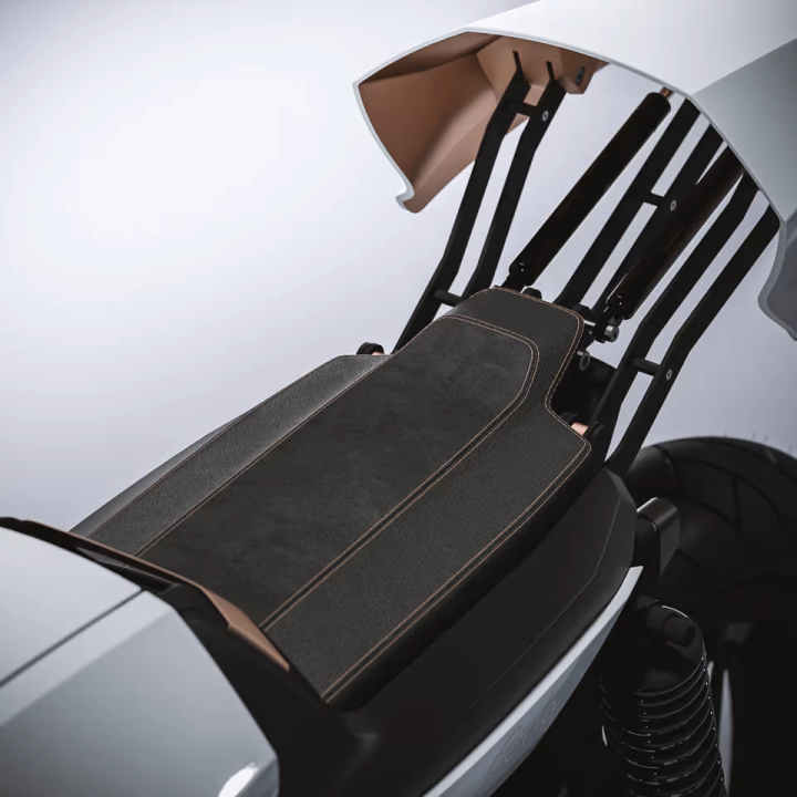 No less than eight struts hold the seat cover up and create the pull-out motion of the seat