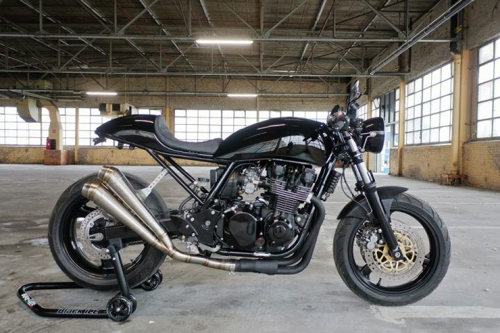 Custom Kawasaki ZR7 by Barn Built Bikes