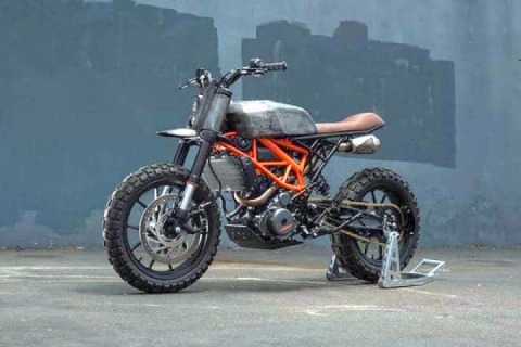 KTM 390 Duke modified with parts from Yamaha RD 400