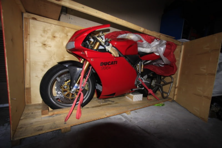 Forgotten by the owner: the new Ducati 996R in the factory box