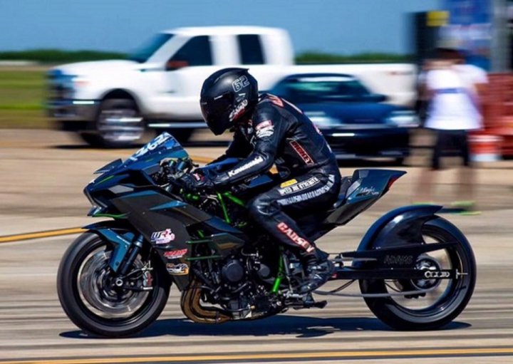 Modified Kawasaki H2 set new speed record in just one mile!