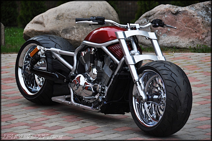 Harley-Davidson V-Rod Uses 260 Rear Wheel for the Front, Looks Hideous