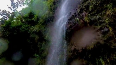Seeing waterfalls on the highway is something regular in Ecuador