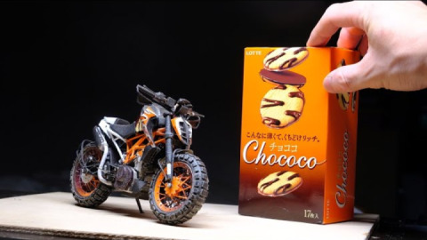 Person makes hyperrealistic paper model of KTM Duke 390 down to the engine components and chainlinks