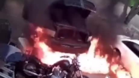 Man starts his bike in front of his house ... and gets an exhaust burn