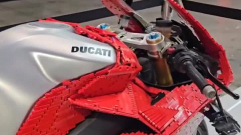 A genuine Panigale V4 with its plastic parts replaced by LEGO blocks!