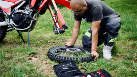 CHANGE A MOTORCYCLE TIRE WHILE TRAVELLING