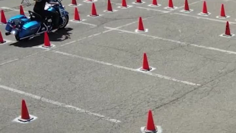 This woman's motorbike skills are incredible! 