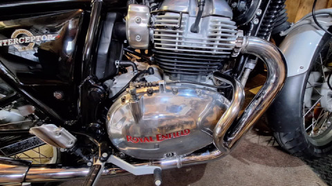 Therapeutic motorcycle polishing.#motorcycling #mentalhealthmotorbike #interceptor650 #royalenfield