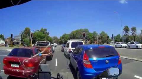 Driver tries to stop motorcyclist from legally filtering